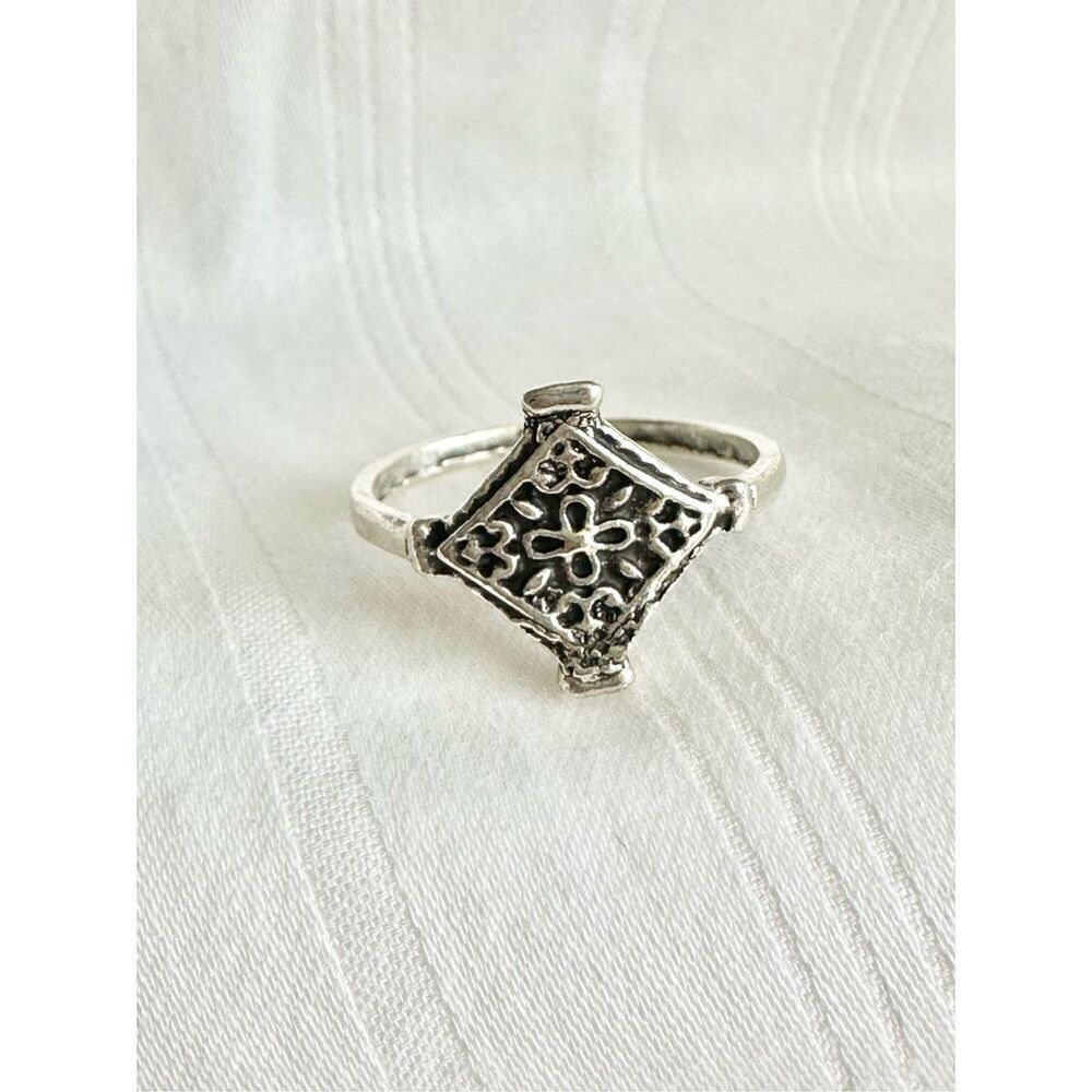 Intricate crest design ring size 6